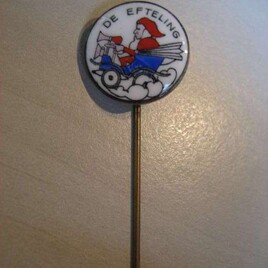 Speld kabouter in oldtimer