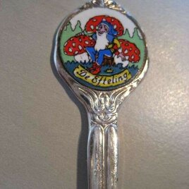Lepel kabouter op paddenstoelen